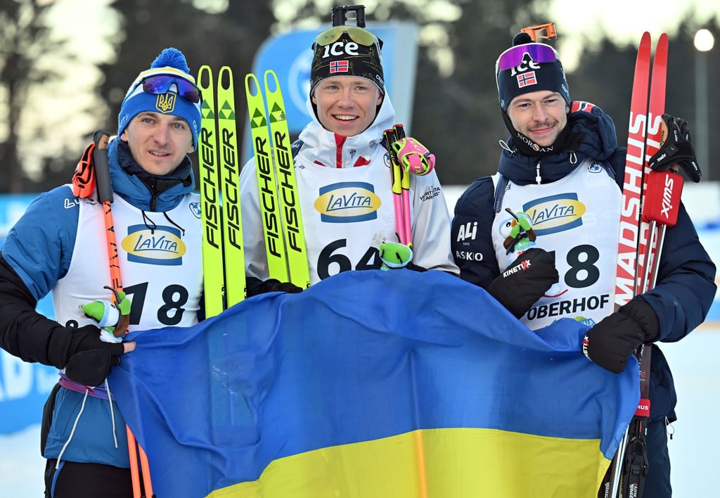 Die Norweger Sturla Holm Laegreid (rechts) und Martin Uldal (Mitte) mit dem Ukrainer Dmytro Pidrutschnji.