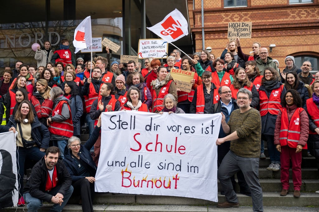 Nach einer Studie arbeiten Schulleitungen in Sachsen oft am Limit. (Archivbild)