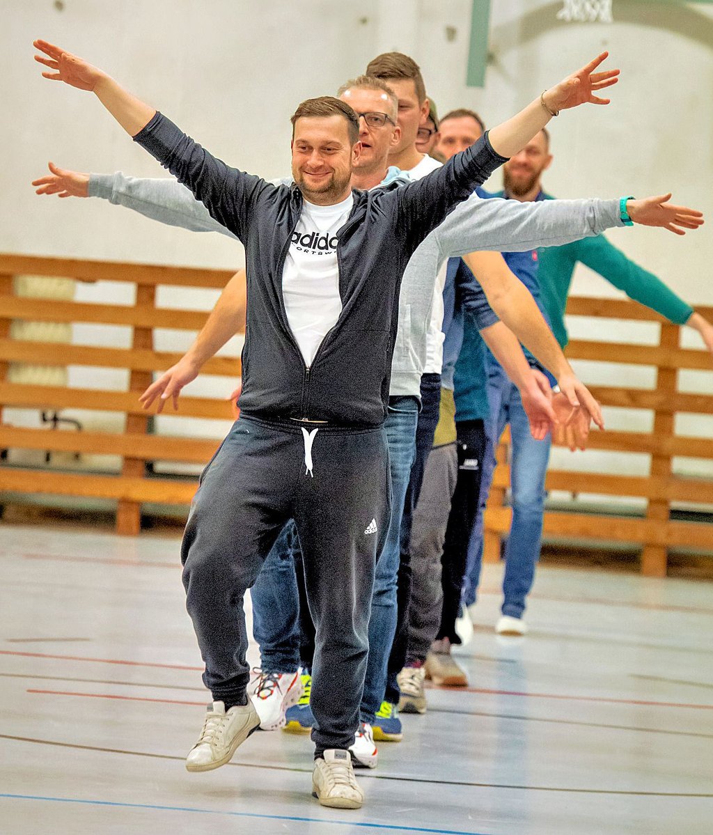 Der GKV zählt exakt 222 Mitglieder und hält nicht weniger als fünf Abendveranstaltungen ab. In der Turnhalle in Kleinjena übt das achtköpfige Männerballett.