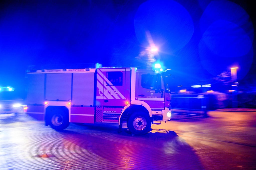Zwei Verletzte gab es nach einem Zimmerbrand in Magdeburg.