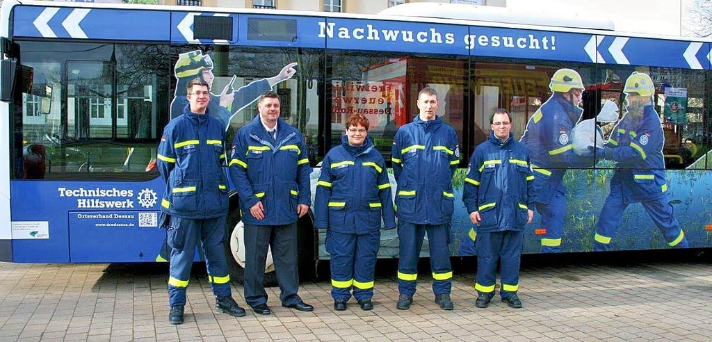Die „Models“ mit dem Ortsbeauftragten Daniel Freyer-Gottschalk (2.v.l.) bei der Indienststellung des Busses am 29. Januaur 2015: Florian Bittner, Christiane Bittner, Jan Krüger und Martin Nitschke (v.l.) waren damals dabei.