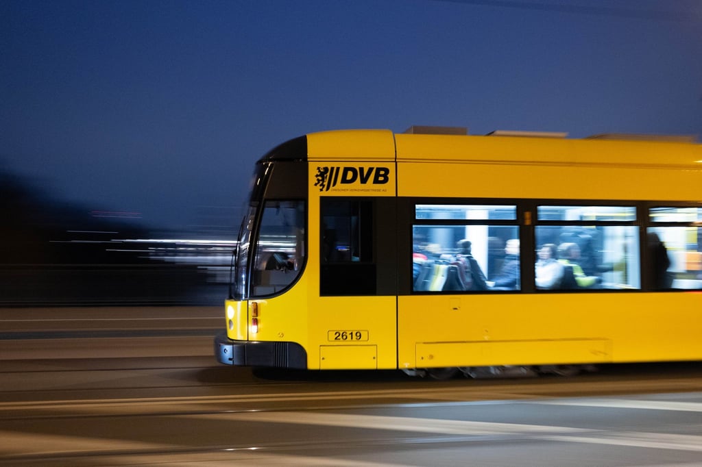 Ein Waggon einer Straßenbahn in Dresden entgleist (Archivbild).