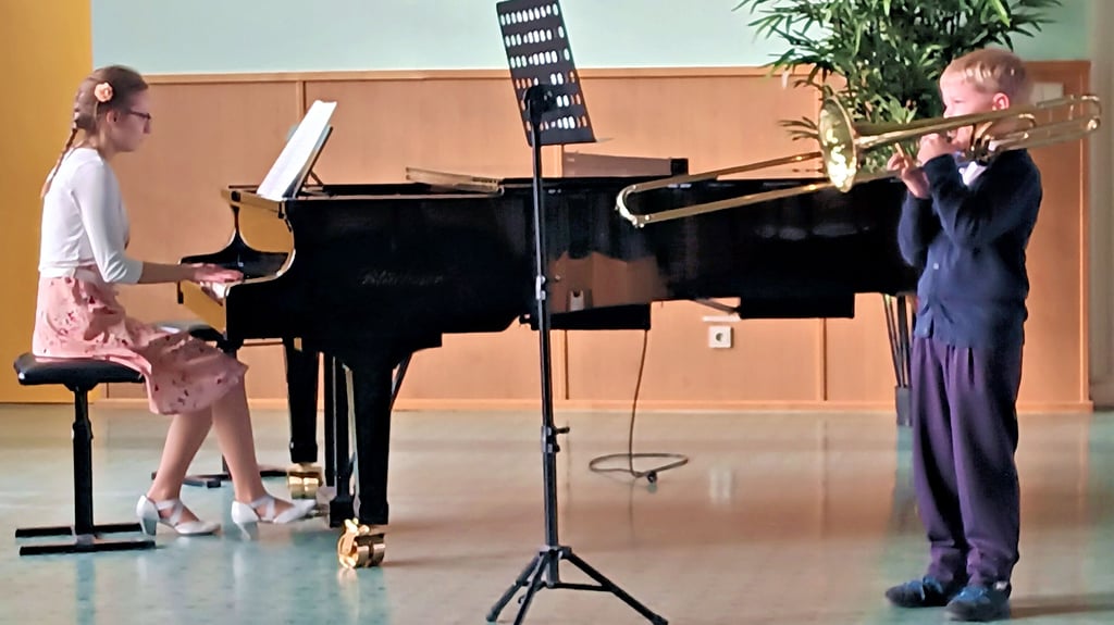 Jonathan Tiberius und Elisa beim Wettbewerb „Jugend musiziert“ des Regionalwettbewerbes Magdeburg in der Musikschule Haldensleben.