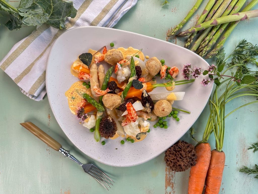 In Jörg Färbers Leipziger Allerlei kommen zu Morcheln und Flusskrebsschwänzen außerdem Blumenkohl, Erbsen, Möhren, Kohlrabi, grüner Spargel und Semmelklößchen auf den Teller.