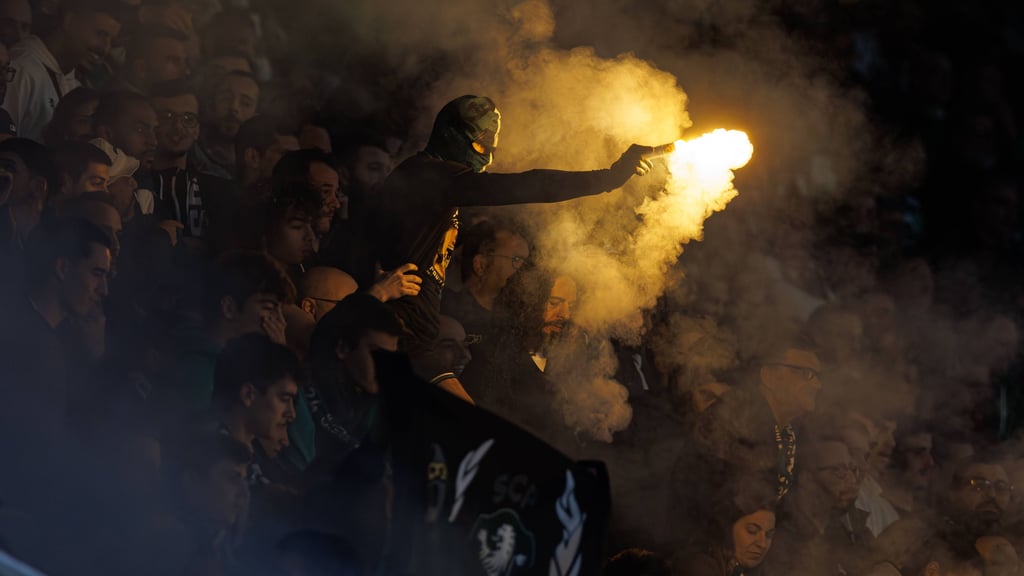 Sporting-Fans mit Pyro beim Heimspiel gegen Arsenal London