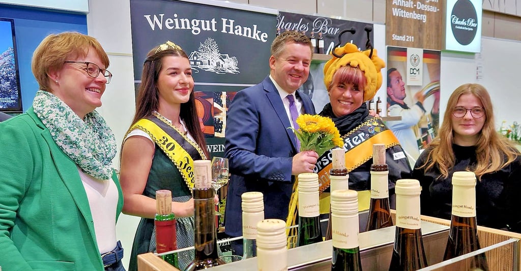 Jessens 30. Weinprinzessin Annalena Fromm und die Bienenkönigin Peggy Knöffel treffen am Stand des Weingutes Hanke auf Wirtschaftsminister Sven Schulze.