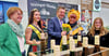 Jessens 30. Weinprinzessin Annalena Fromm und die Bienenkönigin Peggy Knöffel treffen am Stand des Weingutes Hanke  auf Wirtschaftsminister Sven Schulze.