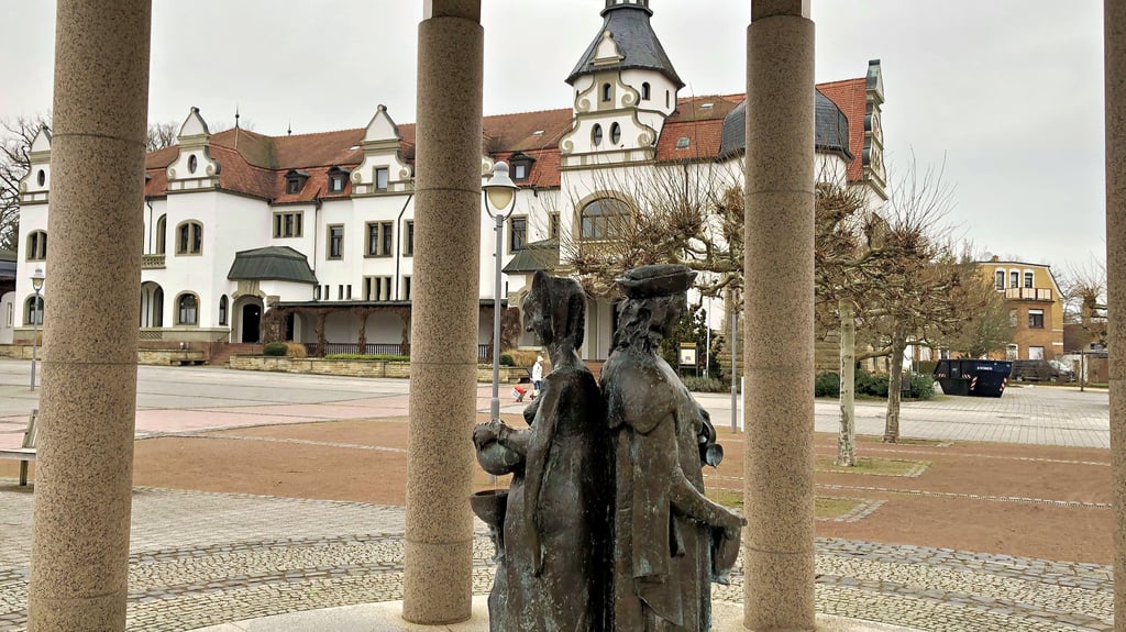 Blick vom Trinkbrunnen auf das historische Kurhaus von Bad Schmiedeberg