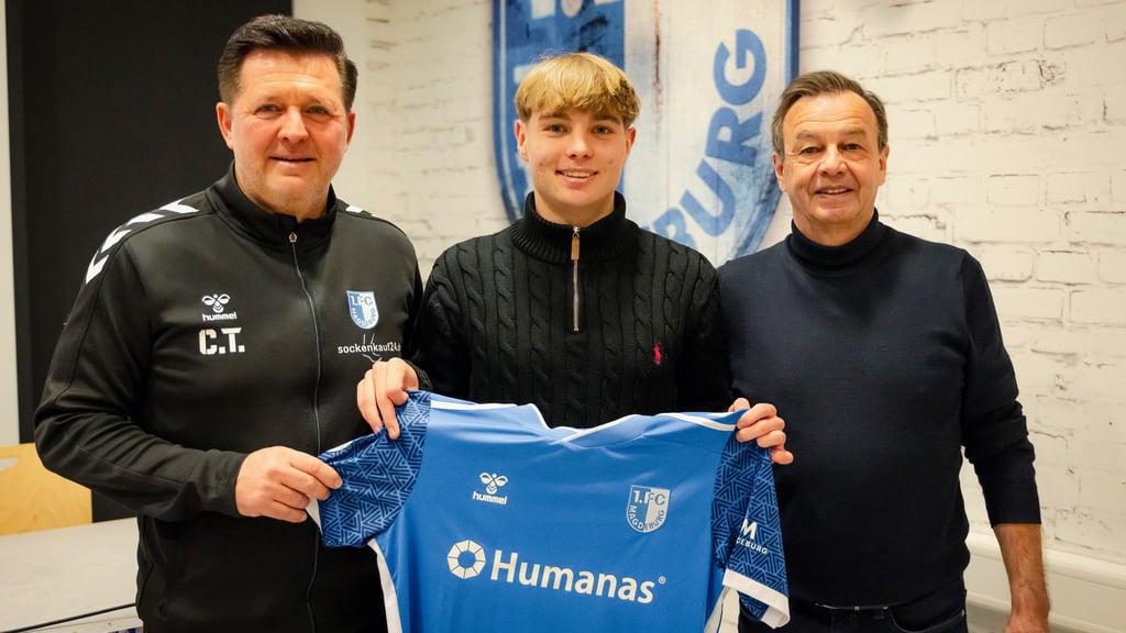 Magnus Baars, flankiert von FCM-Cheftrainer Christian Titz und FCM-Sportchef Otmar Schork.