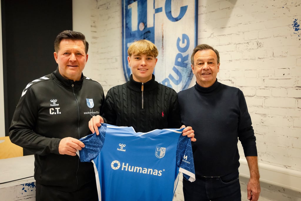 Magnus Baars, flankiert von FCM-Cheftrainer Christian Titz und FCM-Sportchef Otmar Schork.