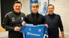 Magnus Baars, flankiert von FCM-Cheftrainer Christian Titz und FCM-Sportchef Otmar Schork.