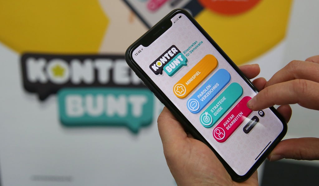 Zur breiten Angebotspalette der Landeszentrale für politische Bildung gehören Bücher und Vorträge, aber auch Apps. (Symbolbild)