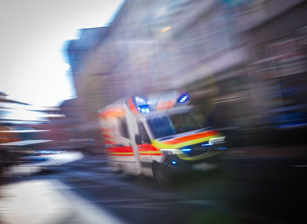 Ein Senior macht beim Wenden einen Fehler, woraufhin vier Menschen verletzt werden. (Symbolbild)