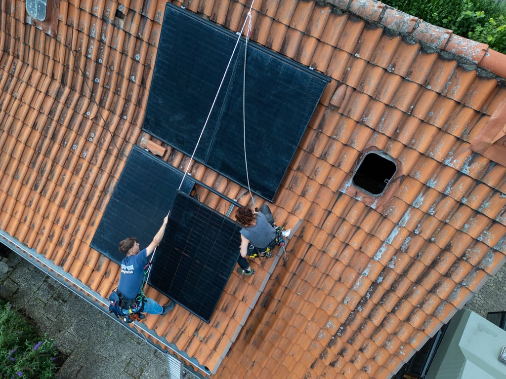 Installation einer Photovoltaikanlage auf dem Dach eines historischen Hauses, wie es sie auch in Blankenburg und den Ortsteilen gibt.