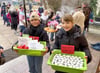 Ida und Merle bringen Lichter und Knalltüten an die Gäste.