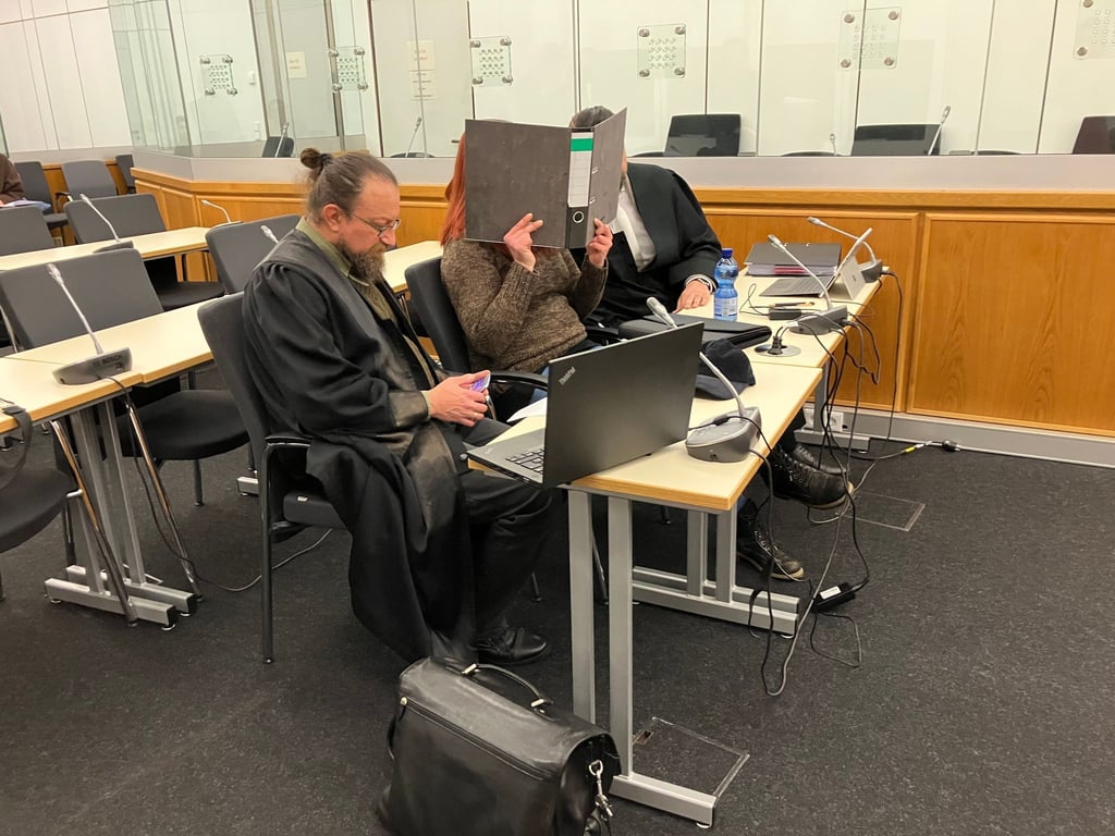 Die mutmaßliche „Reichsbürgerin“ schwieg zum Prozessauftakt im Oberlandesgericht Celle.