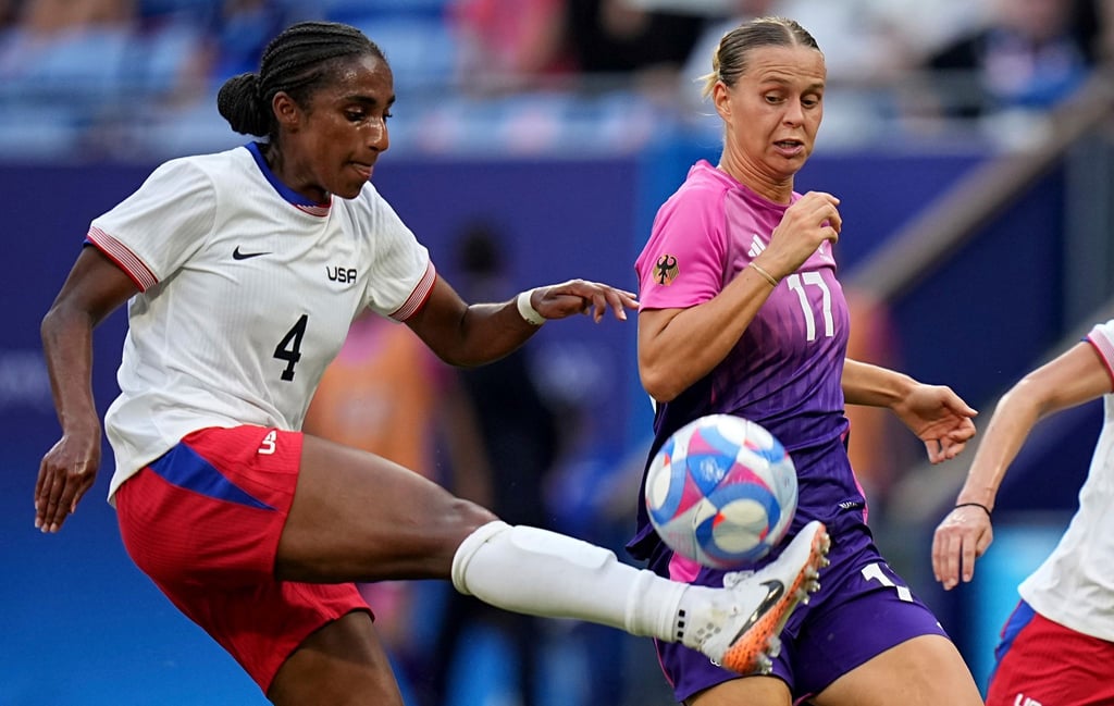Naomi Girma (l) ist die erste Fußballerin weltweit, für die über eine Million Euro Ablöse gezahlt wird.