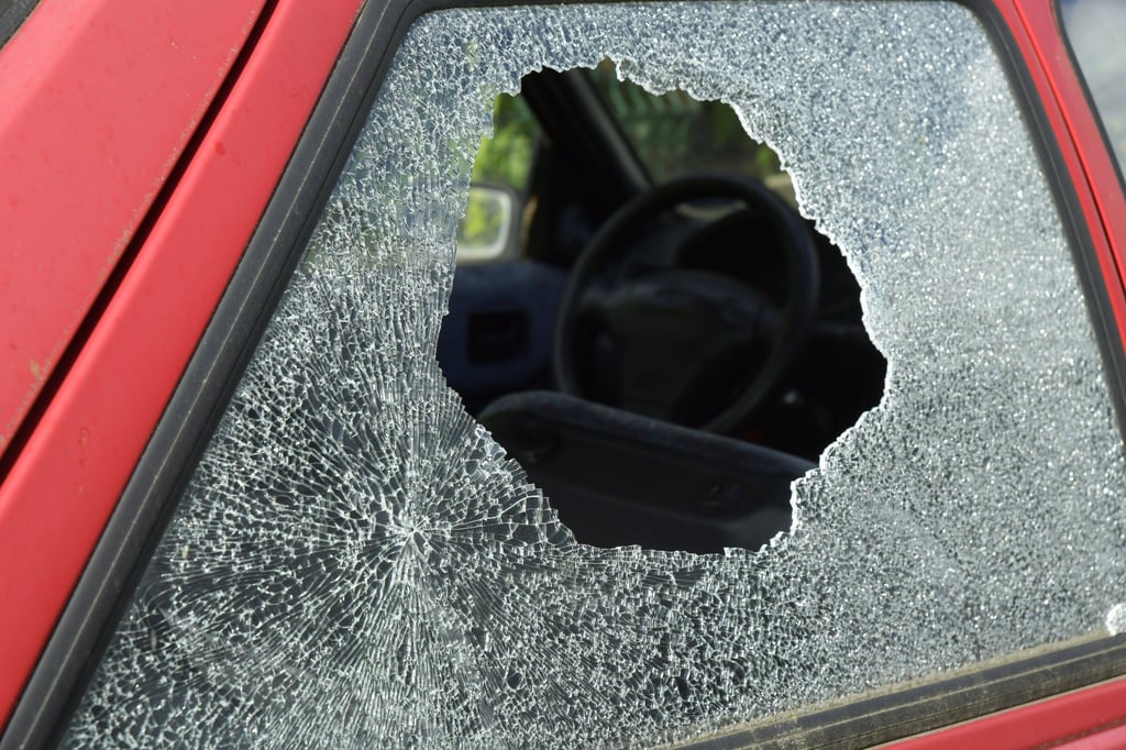 Über eine wie auf diesem Archivbild eingeschlagene Seitenscheibe sind unbekannte Täter in der Nacht zu Mittwoch in Weißenfels in einen Pkw eingedrungen und haben einen Rucksack gestohlen.