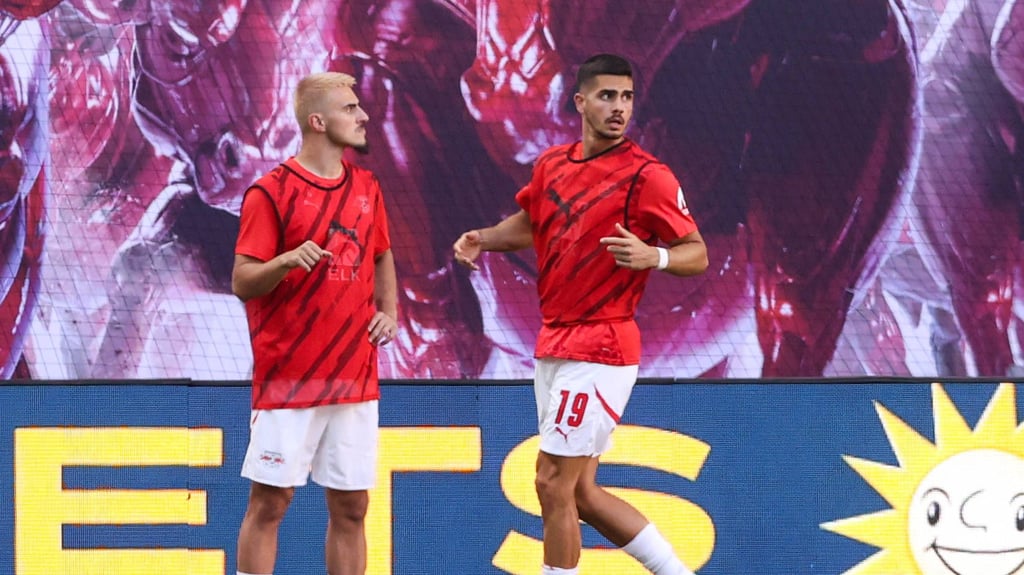 André Silva (r.) und Eljif Elmas sollen RB Leipzig verlassen.