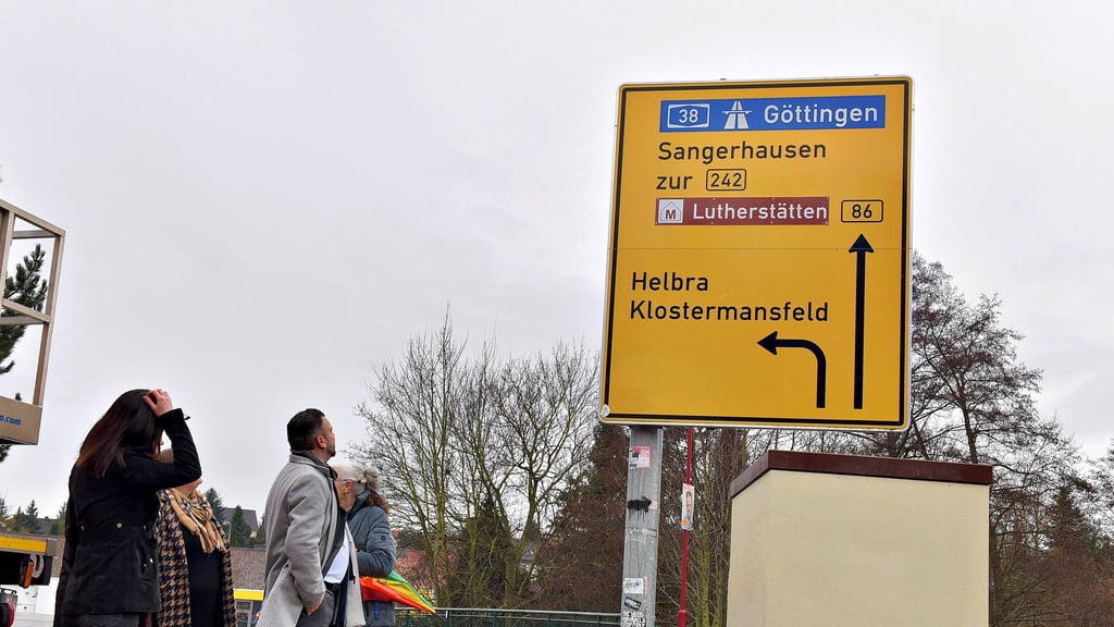 Das erste touristische Hinweisschild ist in Mansfeld nicht zu übersehen. Es wurde kurz nach dem Ortseingang an der B 86 angebracht.