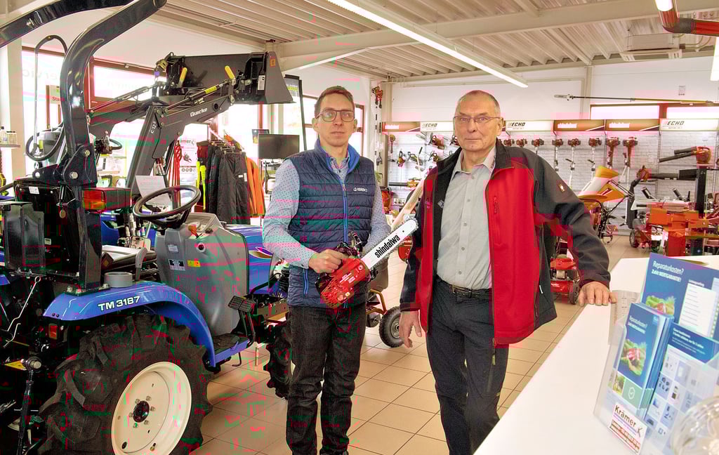 Volkmar Krämer und sein Sohn Markus, der Anfang des Jahres das Geschäft für Motorgeräte, Garten- und Kommunaltechnik seines Vaters im Lauchaer Gewerbegebiet Ziegeloh übernommen hat.