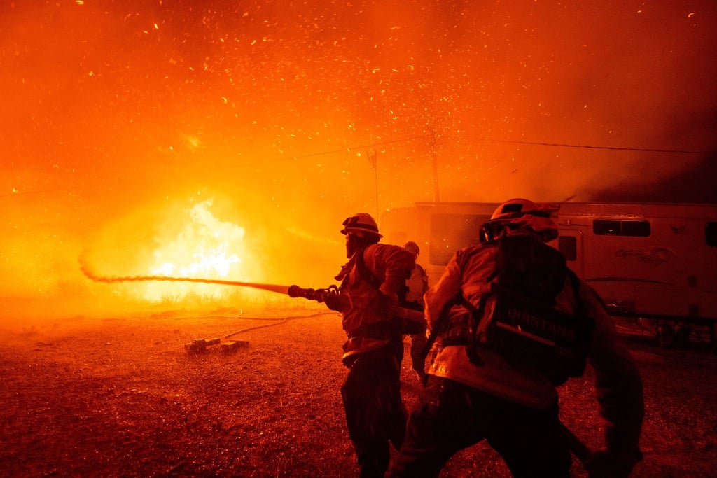 Ein neuer Flächenbrand, der sich rasch ausbreitet, hat in Südkalifornien Tausende Menschen in die Flucht getrieben.