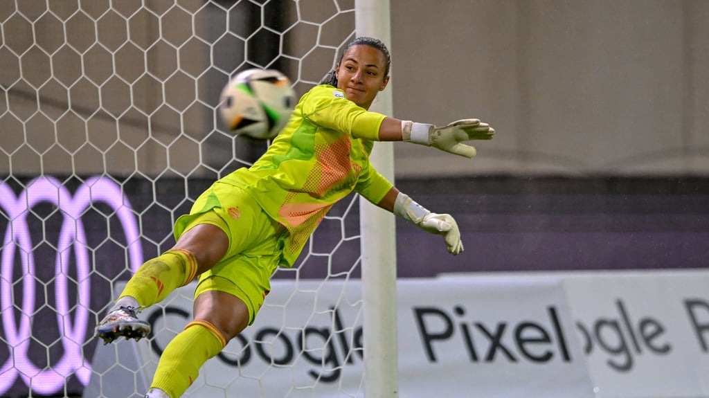 Maria Luisa Grohs kann einen Elfmeter von Vanessa Fudalla im Spiel gegen RB Leipzig vergangenen September nicht halten.