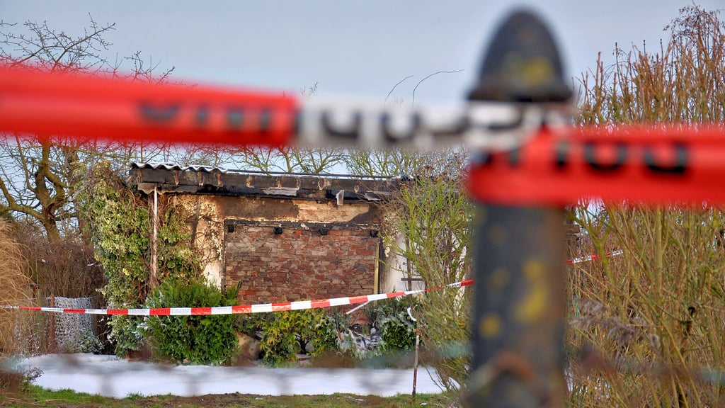 Mittwochnachmittag, 22. Januar 2025: Die abgebrannte Laube in der "Kleingartenanlage Aufbau" in Osterburg ist polizeilich abgesperrt und der Löschschaum der Feuerwehr noch zu sehen.