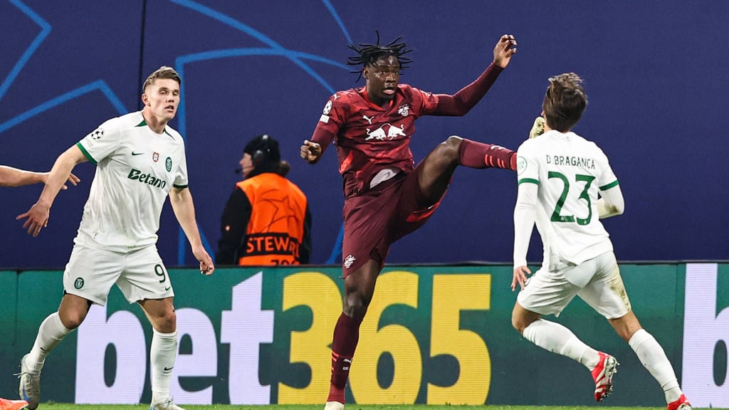 El Chadaille Bitshiabu von RB Leipzig neben den Sporting-Profis Daniel Braganca (r.) und Viktor Gyökeres.