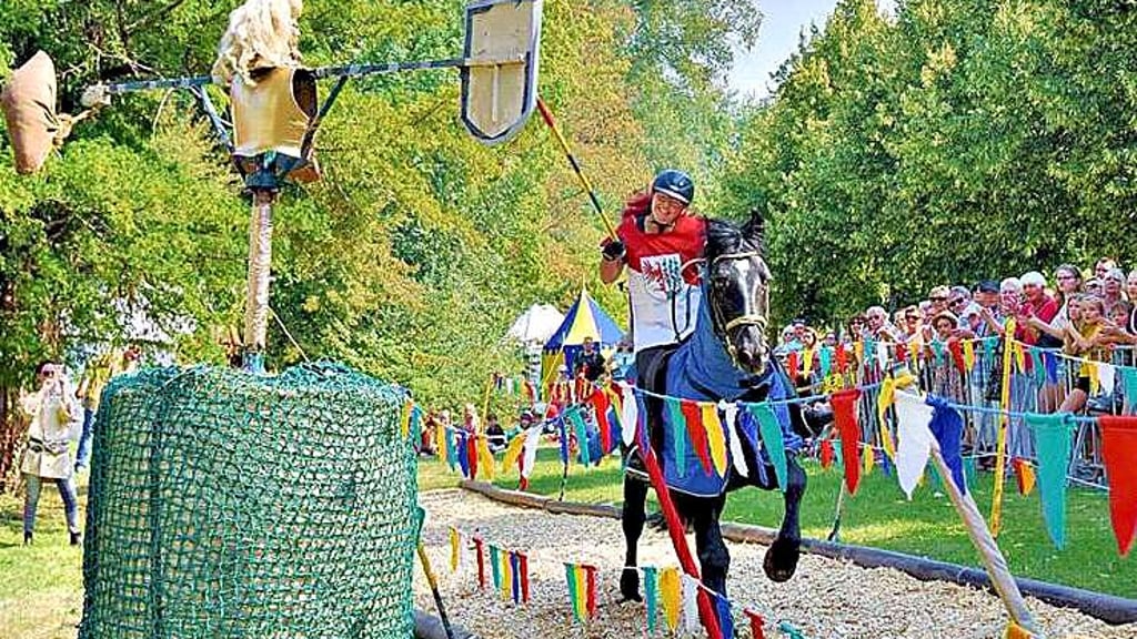 Marén Braumann vom Ponygut zwischen den Wäldern in Haldensleben reitet auf ihrem Pferd und mit einer Lanze beim Turnier als Roland mit.