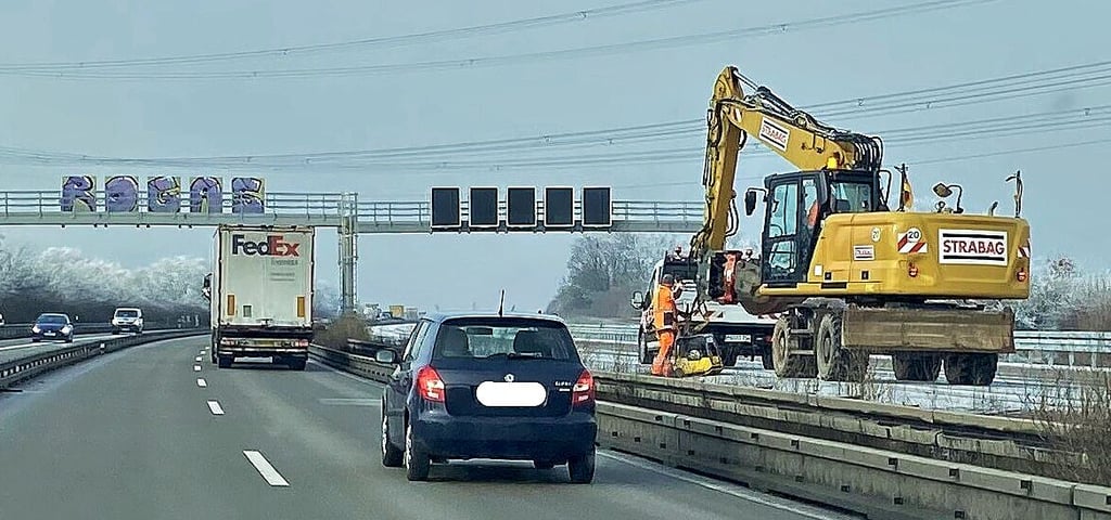 Blick auf die Autobahn 2 in der Börde: Bei Alleringersleben wird die Fahrbahn in Richtung Hannover erneuert und der Verkehr verschwenkt.