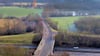 Blick über die "Brücke zum Kanal" von Neustadt in Richtung Osten. Die Straße endet im Feld.