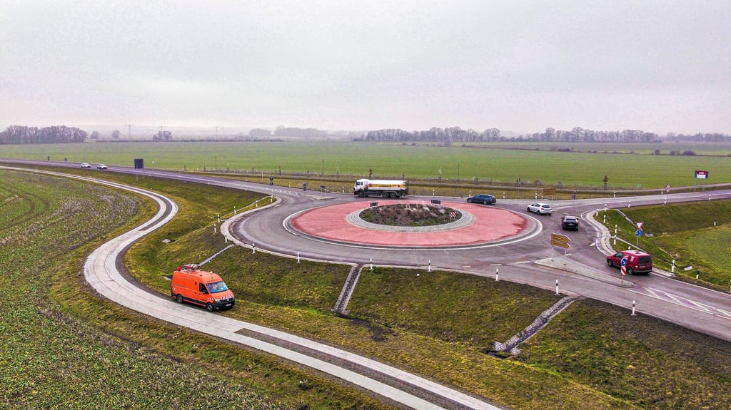 Der Kreisverkehr bei Eutzsch wird immer wieder von Autofahrern übersehen oder zu spät erkannt – vor allem im Dunkeln oder bei schlechter Witterung.