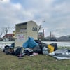 Mit Kleidern und Textilien gefüllte Plastiktüten stapeln sich seit Jahresbeginn am Parkplatz des NP Marktes am Südring. 