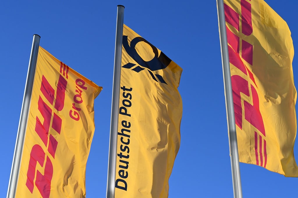 Eine Fahne der Deutschen Post weht im Wind. Die Deutsche Post gehört zum Logistikkonzern DHL.