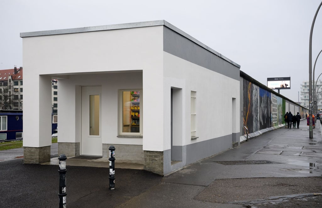 Das denkmalgeschützte Pförtnerhaus im ehemaligen Grenzstreifen der Berliner Mauer an der East Side Gallery wird als Besucherzentrum eröffnet.