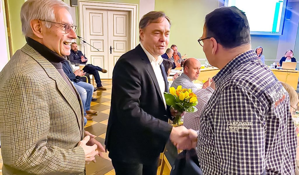 Bevor die Jessener Stadträte sich am Dienstag in die Tagesordnung ihrer durchaus anstrengenden Sitzung vertiefen, gibt es einen angenehmen Punkt, der nicht auf der Tagesordnung steht. Stadtratsvorsitzender Gunter Danneberg und Bürgermeister Michael Jahn gratulieren CDU-Stadtrat Steffen Fischer (von li.) herzlich zum Geburtstag. Den beging er just an diesem Tag.