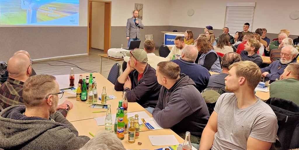Kein Platz war bei der Einwohnerversammlung im Lockstedter Dorfgemeinschaftshaus frei, als Felix Köhler das Windpark-Projekt vorstellte.