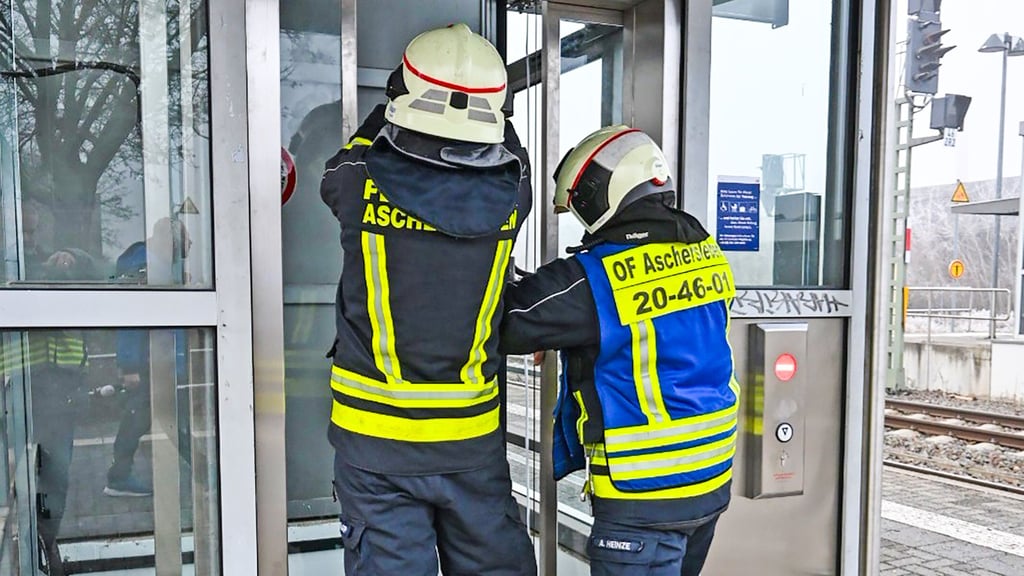 Nur eine von zahlreichen Rettungen durch die Feuerwehr in den vergangenen Tagen. Die erhoffte „höhere Verfügbarkeit“ scheint sich am Aschersleber Bahnhof noch nicht eingestellt zu haben.