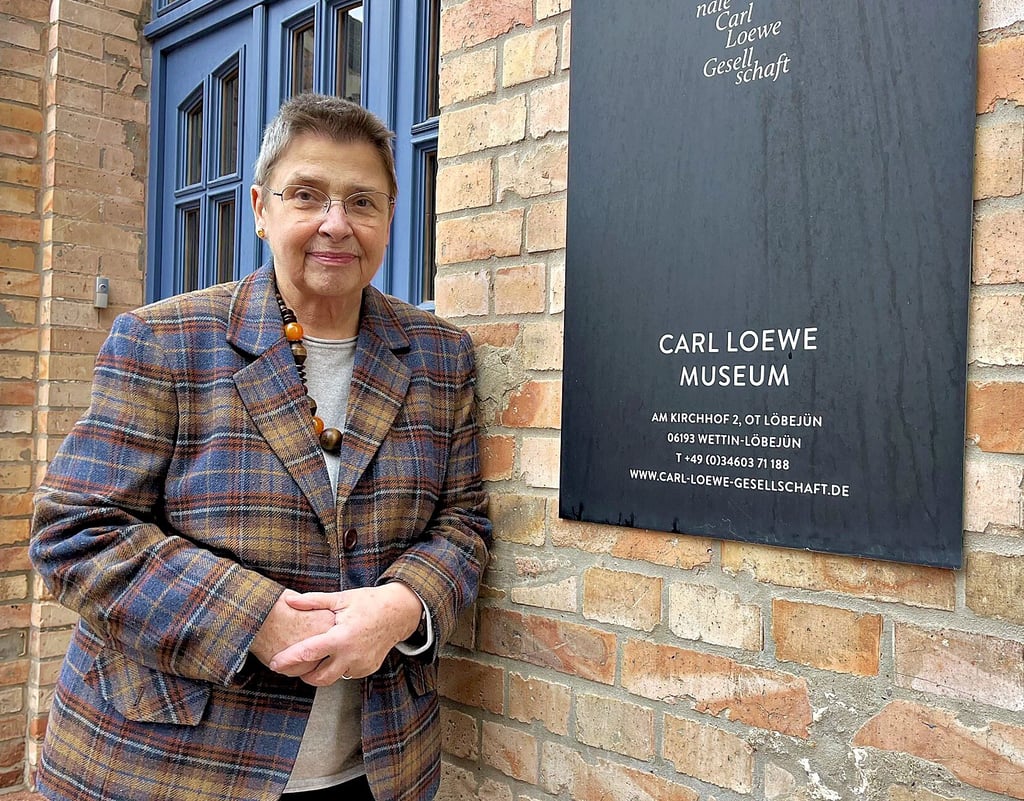 Heidelore Rathgen vor dem Carl Loewe Museum in Löbejün.