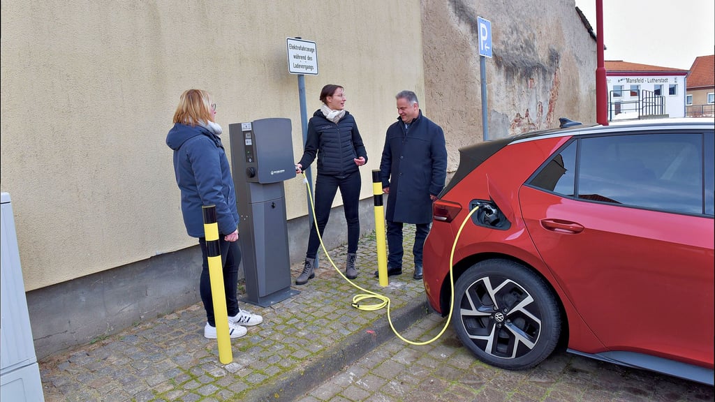 Vertriebsleiterin Sarah Thieme (2. v. r.) erläutert Bürgermeister Andreas Koch und Bauamtsleiterin Carina Senft die Technik.