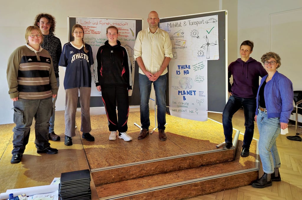 Pauline Scheidt (von r. nach l.), ihre Kollegin Julia Wenzel und Thomas Lanners leiteten die Klimakonferenzsimulation am Mittwoch.