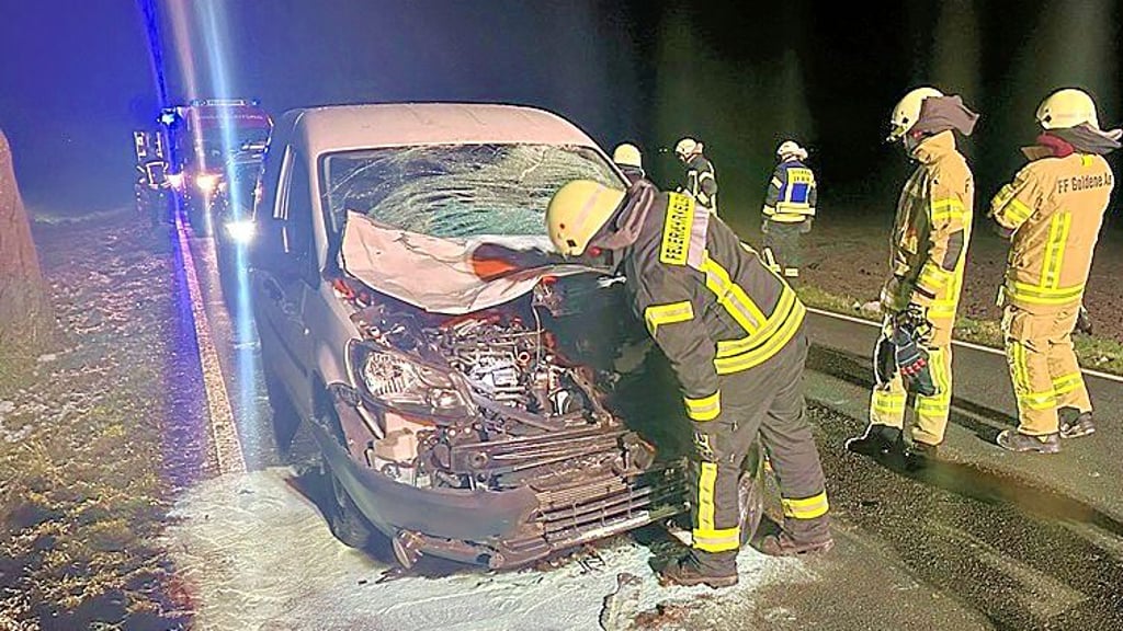 Das bei dem Unfall stark beschädigte Auto.