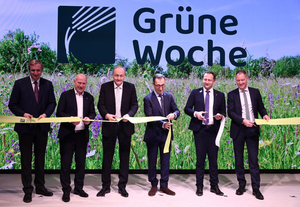 Berlin: Kai Wegner (Mitte, CDU), Regierender Bürgermeister von Berlin, Joachim Rukwied, Präsident des Deutschen Bauernverbandes und Cem Özdemir (Bündnis 90/ Die Grünen), Bundesminister für Ernährung, Landwirtschaft, bei der Eröffnung der Grünen Woche.
