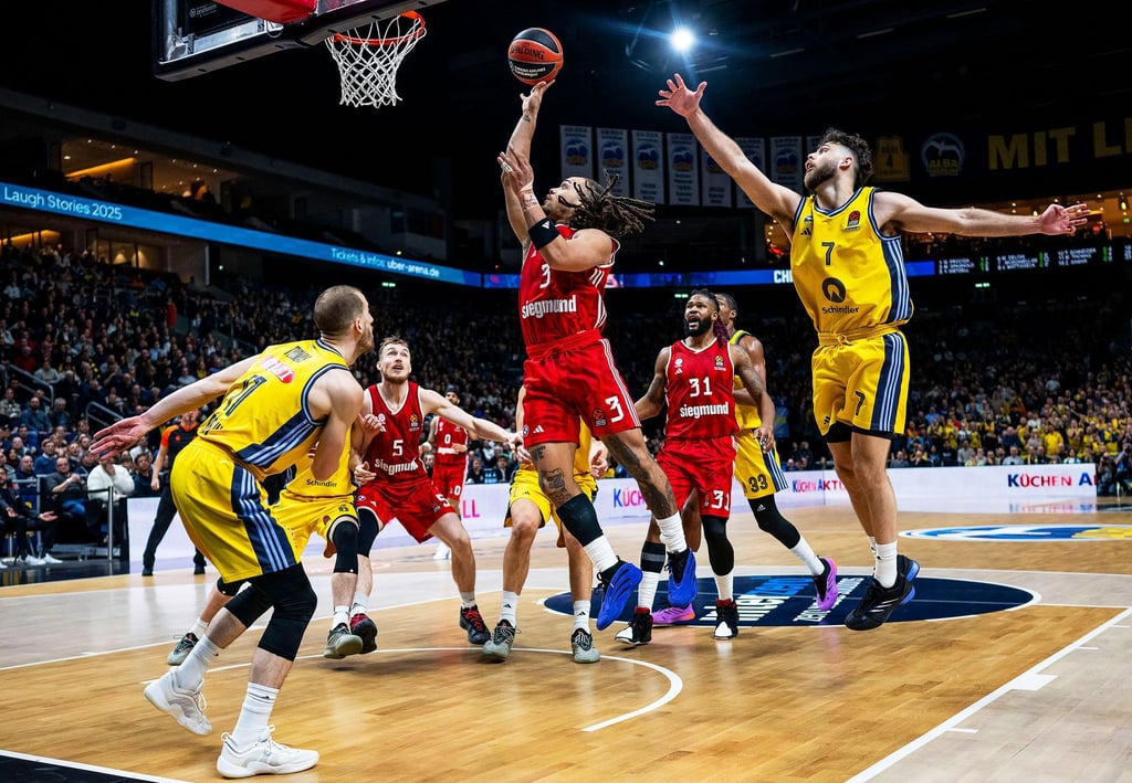 Bayerns Carsen Edwards steigt gegen Alba zum Korb hoch.