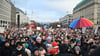 Mindestens 10.000 Teilnehmer werden zu einer Demonstration gegen rechte Politik am Brandenburger Tor erwartet. (Archivbild)