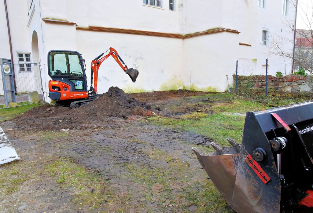 Die Archäologen haben ihre Arbeit am Schloss Köthen aufgenommen. In etwa zwei Woche soll es dazu erste Informationen geben.