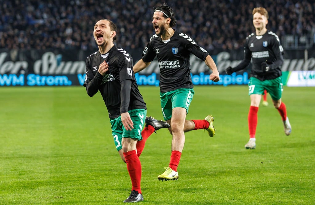 Magdeburgs Baris Atik (l) jubelt mit Teamkollegen nach seinem Treffer zum 1:0.