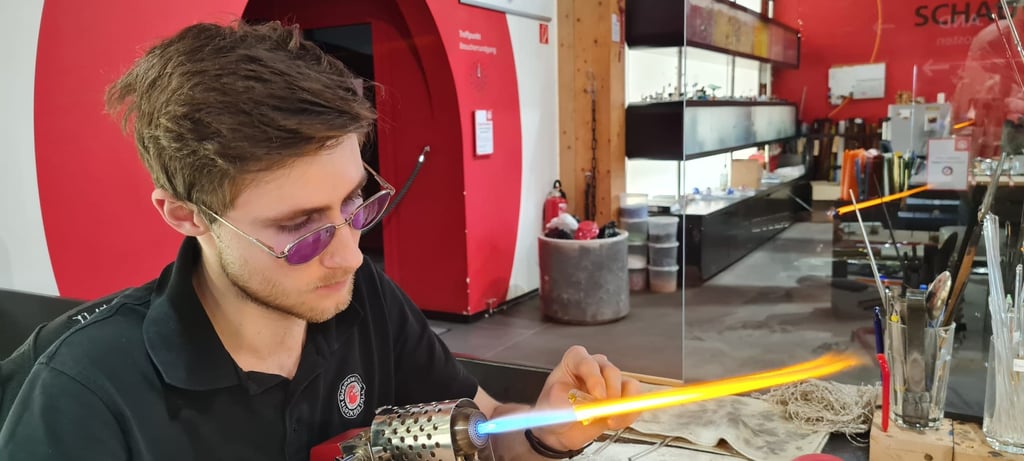 Niklas Tschaikowski beim Herstellen eines Glückstiers in der Schauwerkstatt der Glasmanufaktur "Harzkristall" in Derenburg.