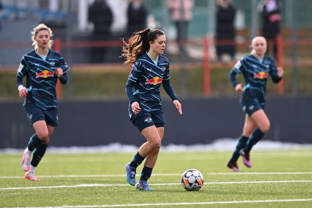 Josefine Schaller (Mitte) war erstmals wieder für RB am Ball.